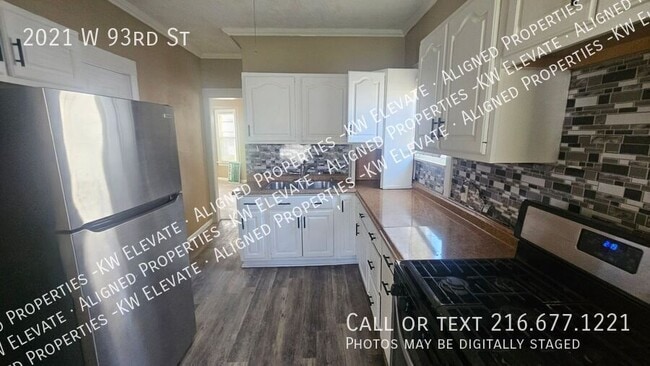 Building Photo - 2021 W 93rd St