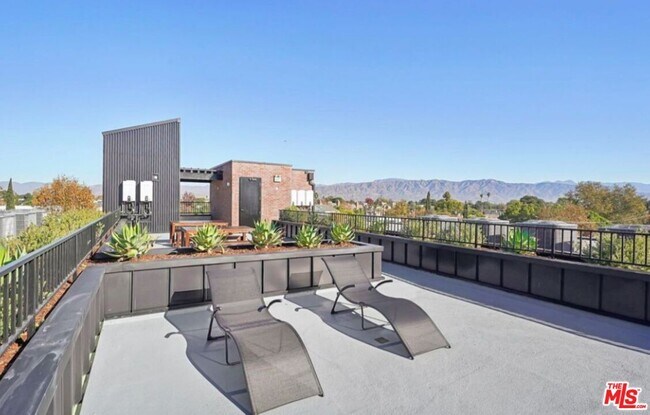 Building Photo - 10806 Blix St