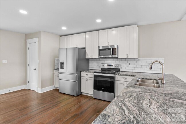 Building Photo - 182 Commodore Loop