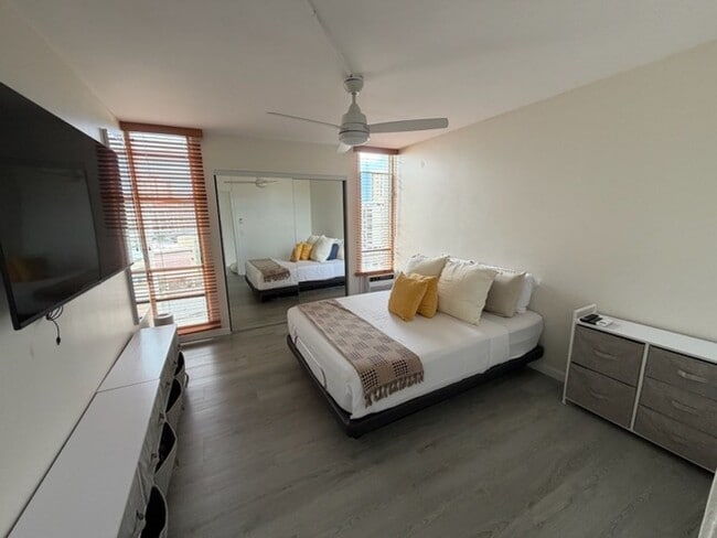 Building Photo - Fully Furnished Remodeled 1 bed w/ parking & views- Electric INCLUDED