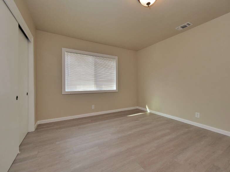 Building Photo - 308 6th St