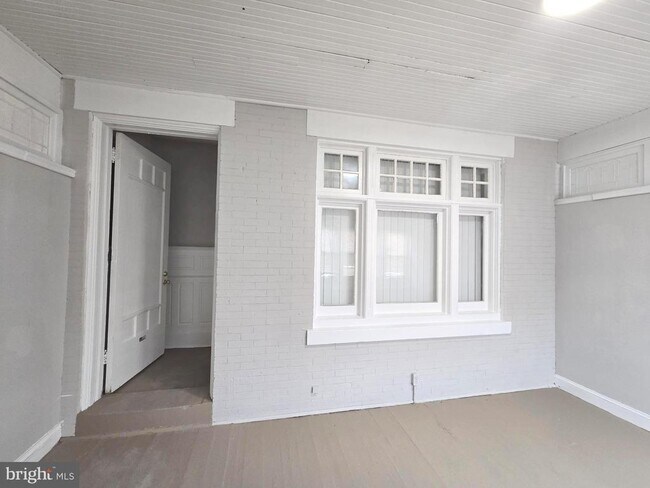 Building Photo - 925 S 59th St