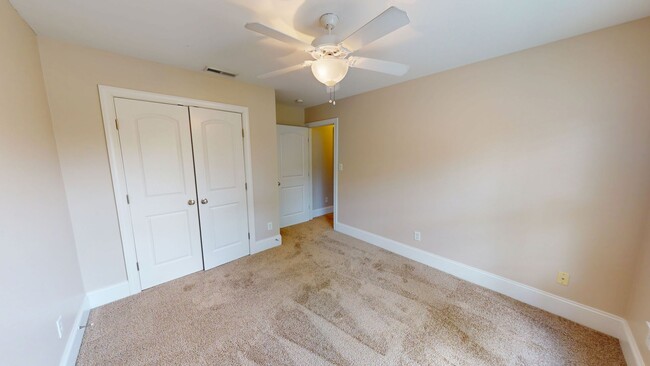 Building Photo - Large 5 Bedroom with Large Fenced in Back ...