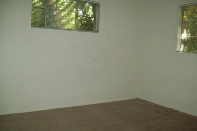 Building Photo - 1443 E Cedar St