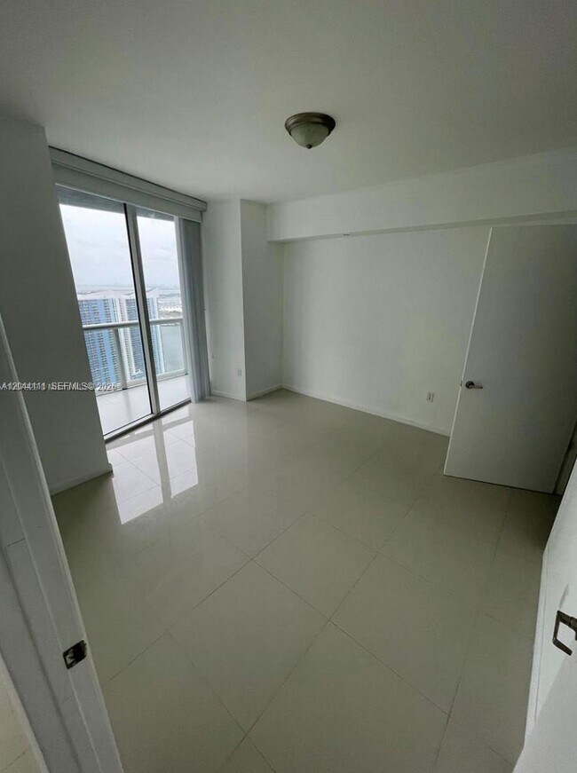 Building Photo - 495 Brickell Ave