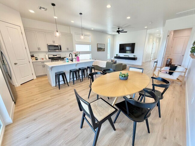 Building Photo - 2932 E Snowberry Dr
