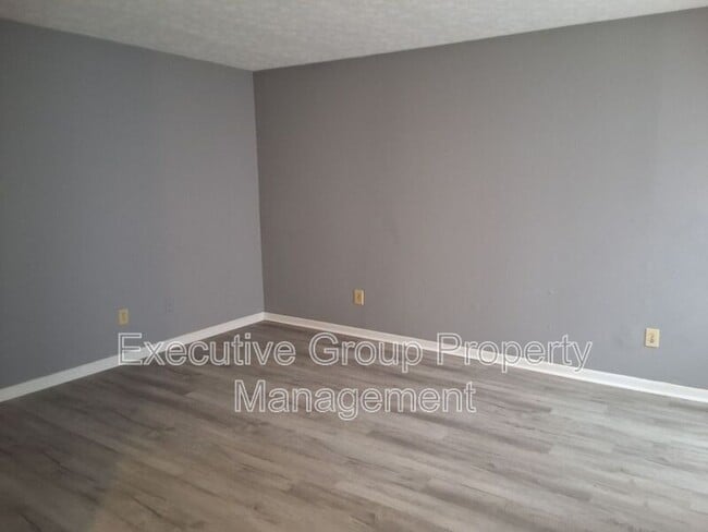 Building Photo - 246 Elmwood Dr