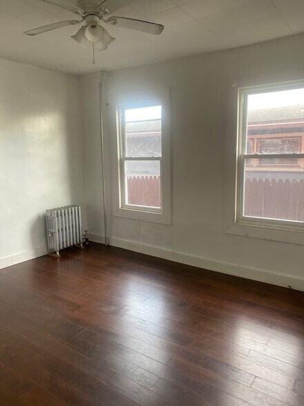 Building Photo - 27 Oakwood Ln