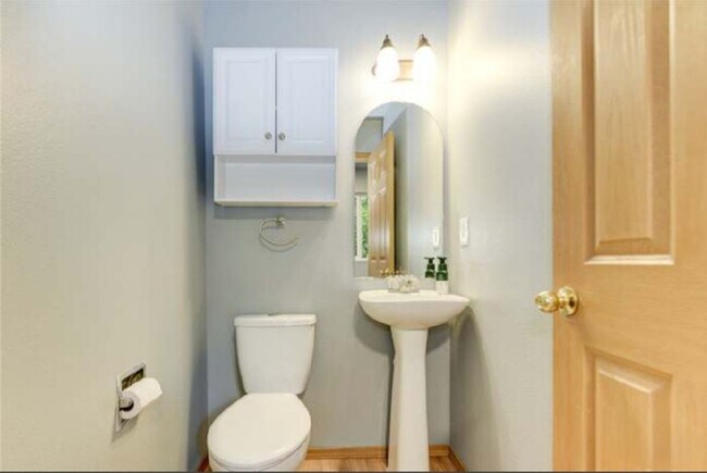 Building Photo - Beautiful Town House in Olympia