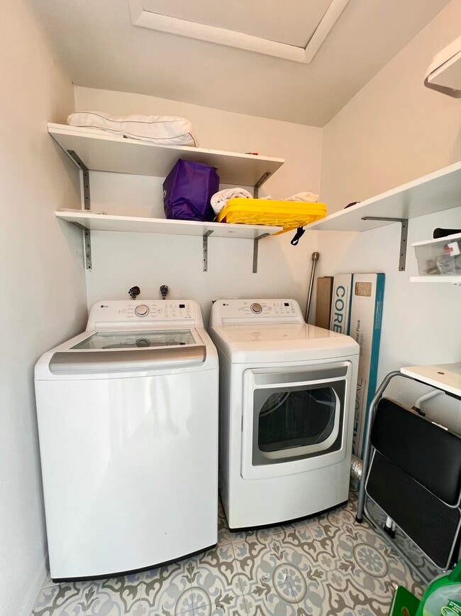 Building Photo - 698 Normandy Ln