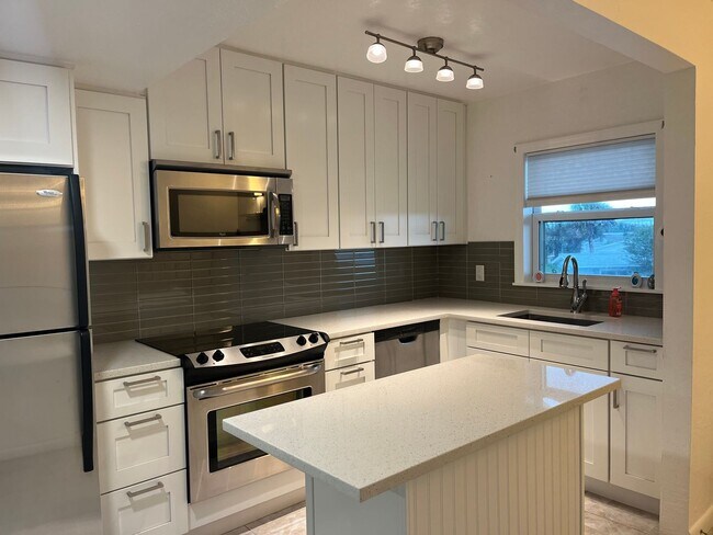 Building Photo - Beautiful Condo with Ocean Views