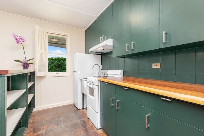 Building Photo - Rare Find: Tantalus Rustic Charm: Large: 1 Bdr/1 Bth:- Electric Included