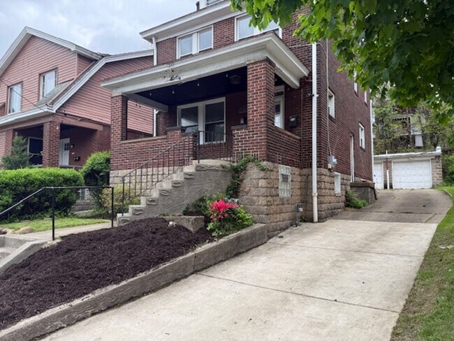 Building Photo - 4 Bedroom/ 1 Bath Single Family Home Pittsburgh, PA 15217