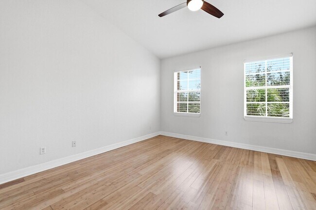 Building Photo - 127 E Thatch Palm Cir