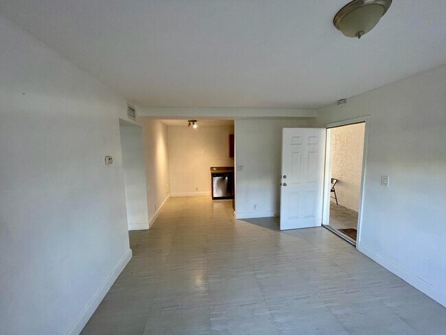 Building Photo - 607 NE 29th Dr