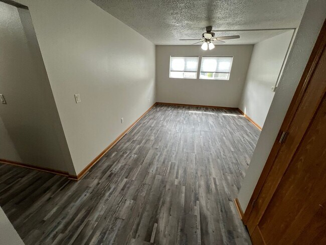 Building Photo - Garden-level 3 bedroom unit close to Sawyer Elementary