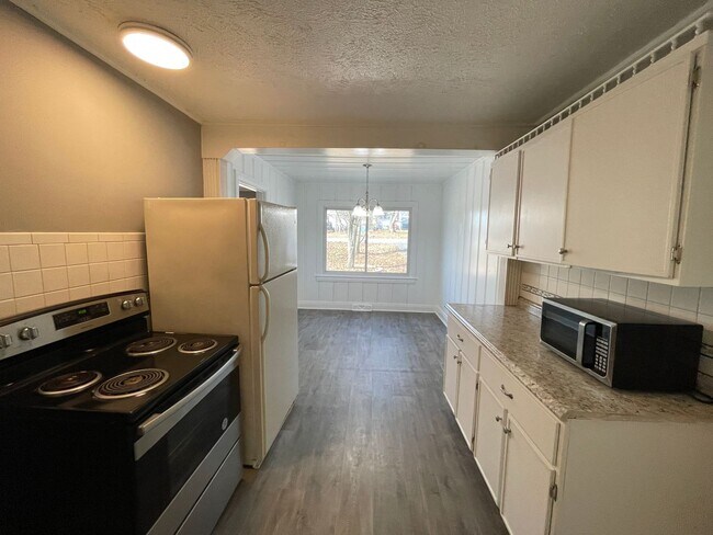 Building Photo - Huge home with bonus room and fenced in ba...