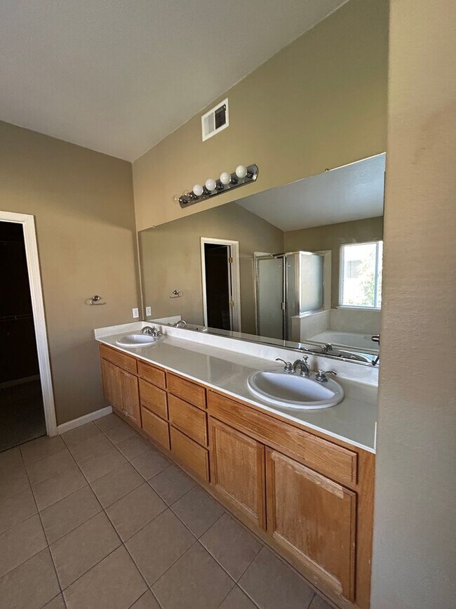 Building Photo - 3 Bedroom 2.5 Bathroom Townhouse