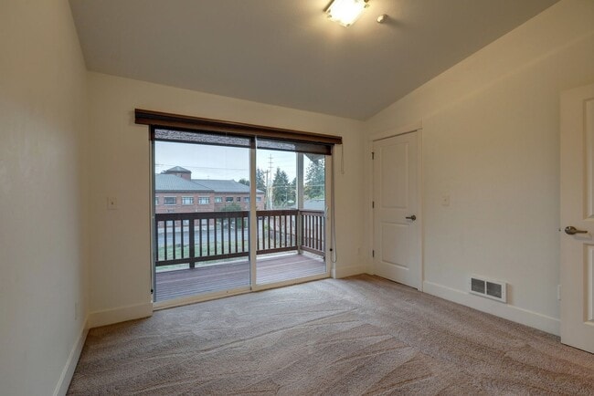 Building Photo - Elegant 2 Bedroom/1 Bath Town Home in Perfect Shoreline Location!