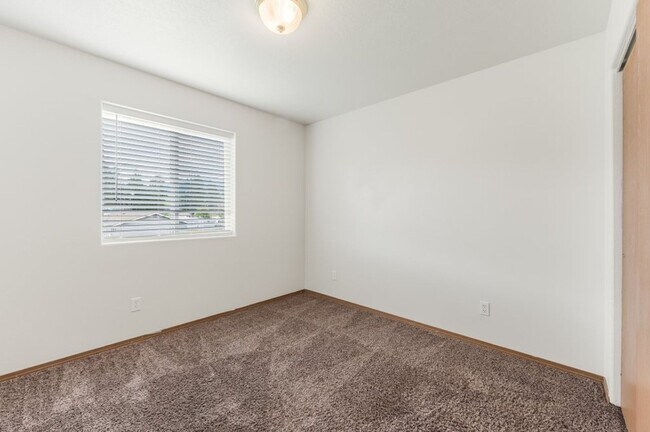 Building Photo - 3 bed 2 bath townhome