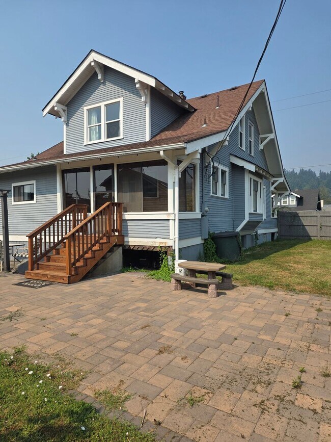 Building Photo - 481 SW Cascade Ave