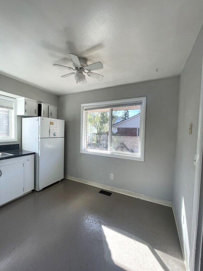 Building Photo - Large 2 Bed, 1 Bath Duplex Apartment with ...