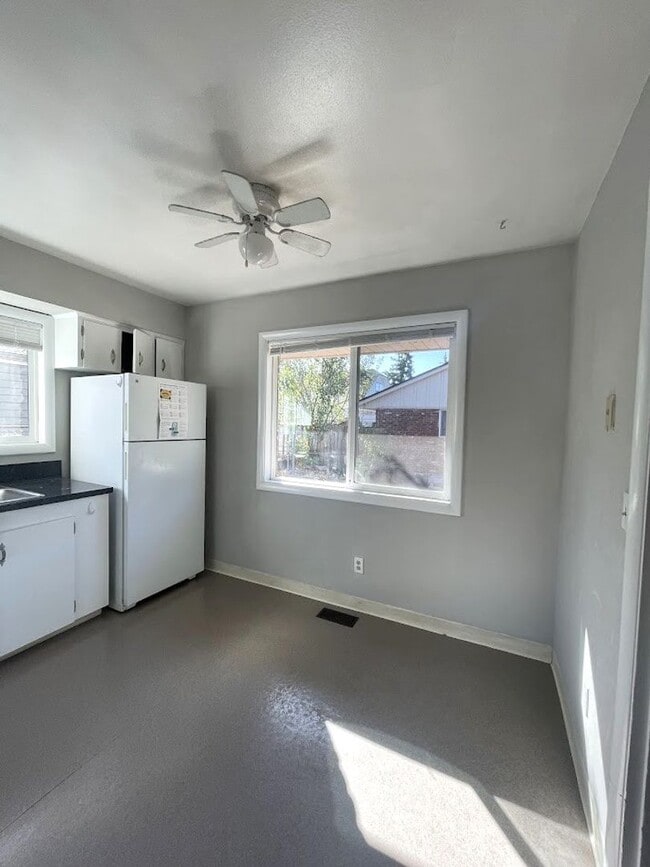 Building Photo - Large 2 Bed, 1 Bath Duplex Apartment with Parking