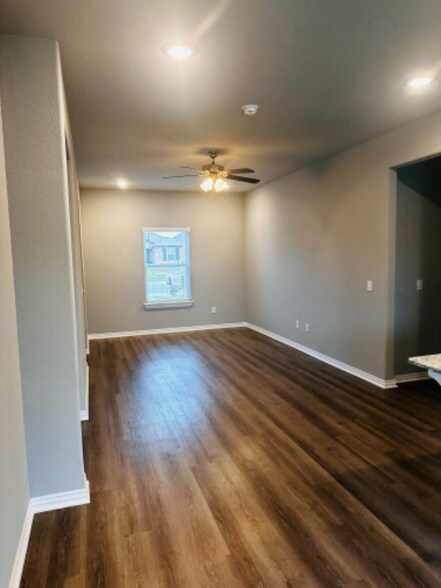 Building Photo - 321 Grove Ln