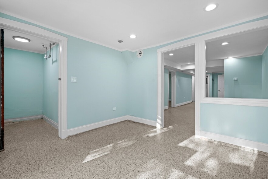 Building Photo - 2321 S Albany Ave