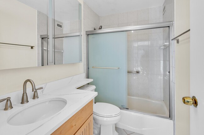 Building Photo - 5445 N Sheridan Rd