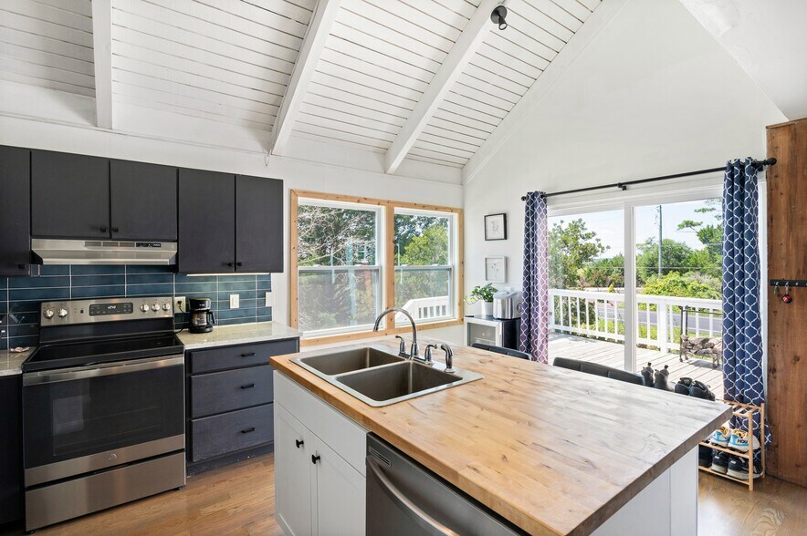 Building Photo - 8439 River Rd