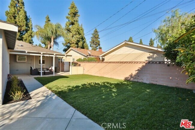 Building Photo - 1574 W Amerige Ave