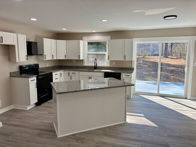 Building Photo - 1136 Chadford Rd