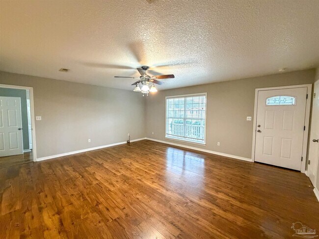 Building Photo - 420 E 10 Mile Rd