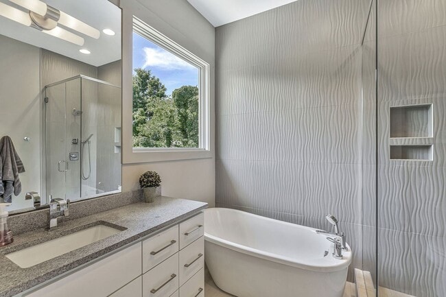 Building Photo - Awesome fully furnished 1BE/1BA in the Wav...