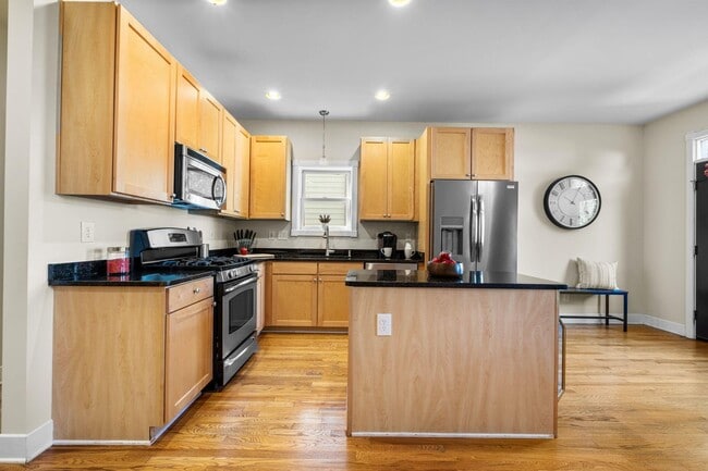 Building Photo - 975 N 6th St