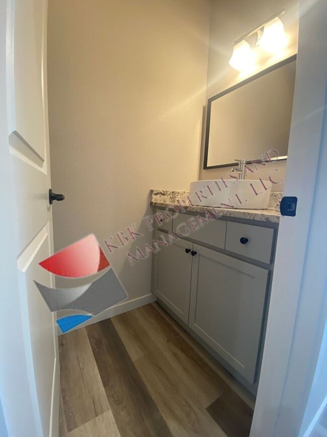 Building Photo - MDL-909 Douglas