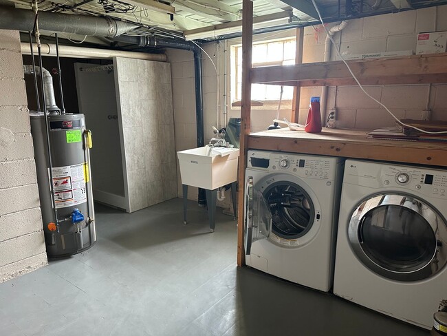 Building Photo - 2 Bedrooms 1 bath home for RENT