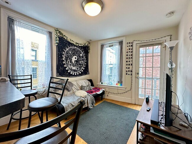 Building Photo - Really niceeee 4 bed in Mission Hill