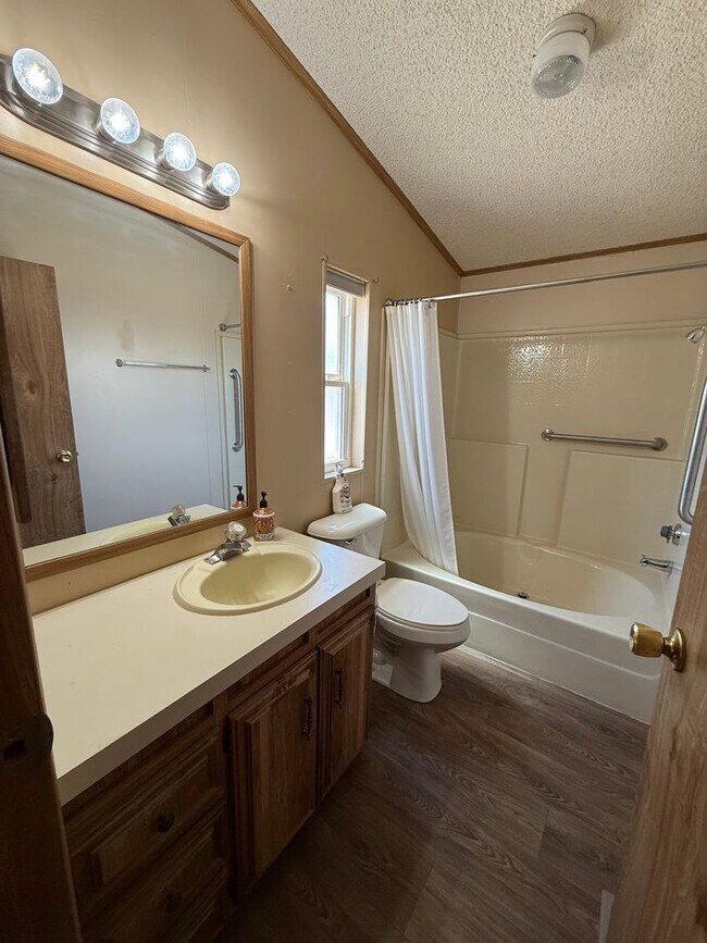 Building Photo - Two Bedroom Double Wide in the Fortuna Foothills!