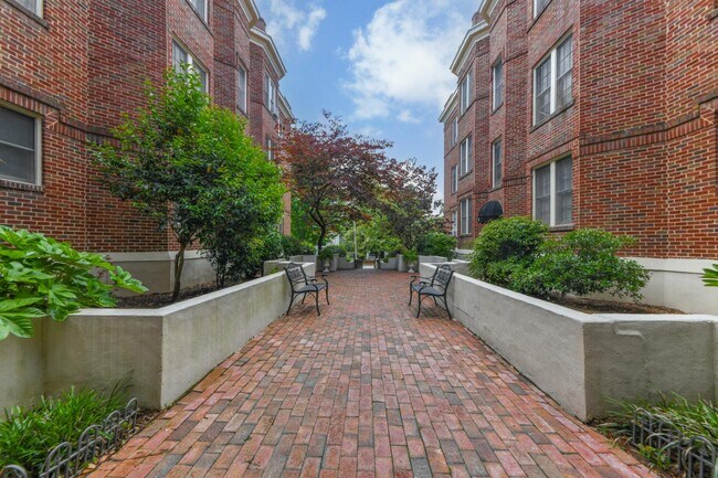 Building Photo - 828 N Elm St