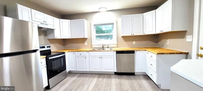 Building Photo - 104 Middleneck Ln