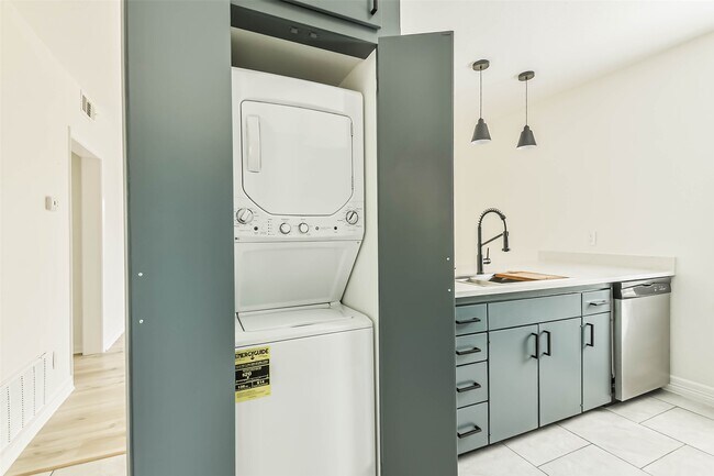 Building Photo - 5922 Fairdale Ln