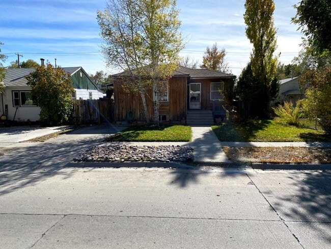 Building Photo - 4 Bedroom 1.5 Bath House with Washer and D...