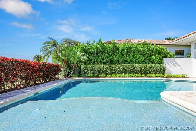 Building Photo - 528 Les Jardin Dr