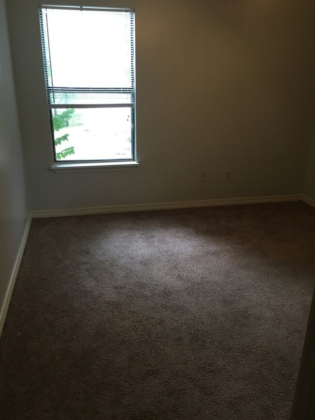 Building Photo - WALKING DISTANCE TO U OF A! STUDENTS WELCO...