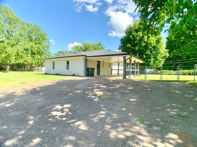 Building Photo - 427 Wayne Dr