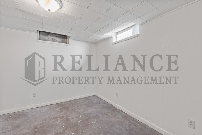 Building Photo - 1932 S Battin St