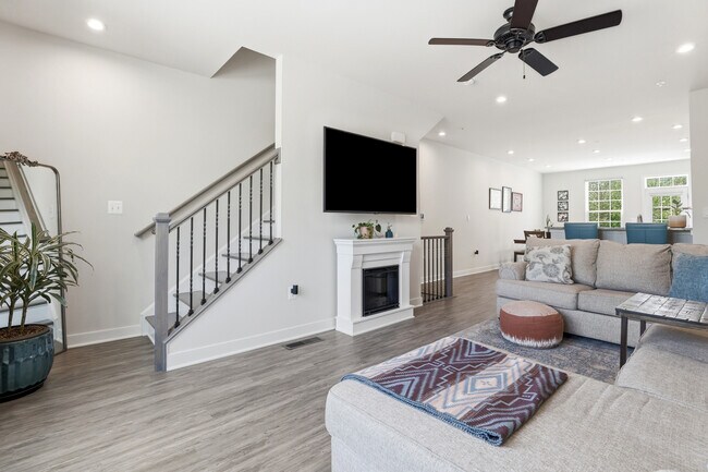 Building Photo - 4915 Crest View Dr