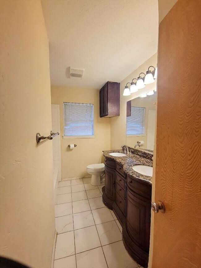Building Photo - 1124 Harrison Ln